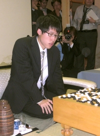 第33期名人戦で張栩名人(当時)に敗れ、盤面を見つめる井山裕太さん=2008年11月6日、甲府市 第33期名人戦で張栩名人(当時)に敗れ、盤面を見つめる井山裕太さん=2008年11月6日、甲府市