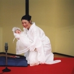 2002年、東京での高座で長女をお披露目した=桂あやめさん提供
