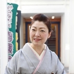 色とりどりの花が登場する華やかな高座「サカイに一つだけの花」を演じた後の桂あやめさん=神戸新開地・喜楽館(撮影・長嶺麻子)