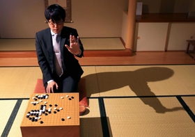 「パソコンで勉強している最中でも、しっかり考えたい場面は碁盤を使います」と話す井山裕太さん=日本棋院関西総本部(撮影・鈴木雅之) 「パソコンで勉強している最中でも、しっかり考えたい場面は碁盤を使います」と話す井山裕太さん=日本棋院関西総本部(撮影・鈴木雅之)
