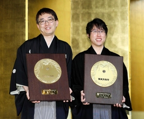 国民栄誉賞授与式の後、羽生善治さん(左)と記念撮影する井山裕太さん=2018年2月13日、東京都千代田区 国民栄誉賞授与式の後、羽生善治さん(左)と記念撮影する井山裕太さん=2018年2月13日、東京都千代田区