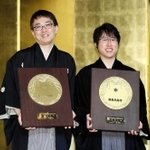 国民栄誉賞授与式の後、羽生善治さん(左)と記念撮影する井山裕太さん=2018年2月13日、東京都千代田区