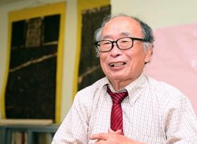 他分野の美術家らとの交遊を振り返り、「阪神間の抽象芸術の発展は書と無縁ではない」と話す牛丸好一さん=神戸市中央区、葺合高校(撮影・坂井萌香) 他分野の美術家らとの交遊を振り返り、「阪神間の抽象芸術の発展は書と無縁ではない」と話す牛丸好一さん=神戸市中央区、葺合高校(撮影・坂井萌香)