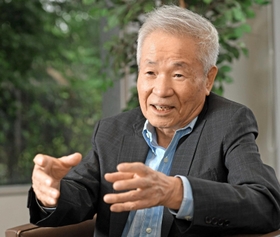 あの人物、あの出来事を生き生きと語る高杉良さん。「編集者から『高杉さんの生き方は破天荒ですね』といわれた。それを思い出して自伝的小説の題名にしました」=東京都杉並区(撮影・西岡正) あの人物、あの出来事を生き生きと語る高杉良さん。「編集者から『高杉さんの生き方は破天荒ですね』といわれた。それを思い出して自伝的小説の題名にしました」=東京都杉並区(撮影・西岡正)