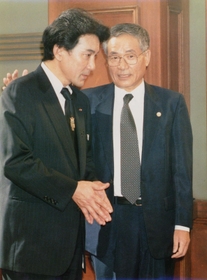 映画「金融腐蝕列島・呪縛」では顧問弁護士役で出演した。主演の役所広司さん(左)と=1999年6月(本人提供) 映画「金融腐蝕列島・呪縛」では顧問弁護士役で出演した。主演の役所広司さん(左)と=1999年6月(本人提供)