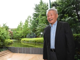 「書いているから元気でいられる。これからもそうありたい」と話す高杉良さん=東京都杉並区浜田山(撮影・西岡正) 「書いているから元気でいられる。これからもそうありたい」と話す高杉良さん=東京都杉並区浜田山(撮影・西岡正)