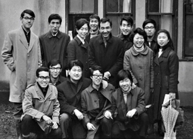 埼玉大学時代の小松和彦さん(最後列右から2人目)。川田順造さん(前列右から3人目)、国立民族学博物館前館長の須藤健一さん(小松さんの左隣)らとともに(小松さん提供) 埼玉大学時代の小松和彦さん(最後列右から2人目)。川田順造さん(前列右から3人目)、国立民族学博物館前館長の須藤健一さん(小松さんの左隣)らとともに(小松さん提供)