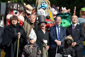 2017年に徳島県三好市で開かれた「妖怪まつり」。小松和彦さん(右から2人目)、荒俣宏さん(右から4人目)、京極夏彦さん(左端)ら、妖怪文化に詳しい顔ぶれがそろった(小松さん提供) 2017年に徳島県三好市で開かれた「妖怪まつり」。小松和彦さん(右から2人目)、荒俣宏さん(右から4人目)、京極夏彦さん(左端)ら、妖怪文化に詳しい顔ぶれがそろった(小松さん提供)