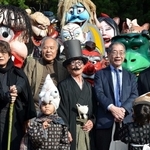2017年に徳島県三好市で開かれた「妖怪まつり」。小松和彦さん(右から2人目)、荒俣宏さん(右から4人目)、京極夏彦さん(左端)ら、妖怪文化に詳しい顔ぶれがそろった(小松さん提供)