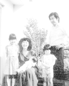 3人の娘に恵まれた加藤登紀子さん夫妻(1980年ごろ撮影、トキコプランニング提供) 3人の娘に恵まれた加藤登紀子さん夫妻(1980年ごろ撮影、トキコプランニング提供)