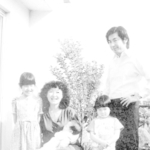 3人の娘に恵まれた加藤登紀子さん夫妻(1980年ごろ撮影、トキコプランニング提供)