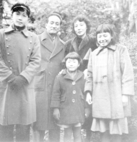 兄の幹雄さん、父の幸四郎さん、母の淑子さん、姉の幸子さん、中央前が加藤登紀子さん(トキコプランニング提供) 兄の幹雄さん、父の幸四郎さん、母の淑子さん、姉の幸子さん、中央前が加藤登紀子さん(トキコプランニング提供)