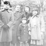 兄の幹雄さん、父の幸四郎さん、母の淑子さん、姉の幸子さん、中央前が加藤登紀子さん(トキコプランニング提供)