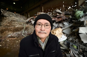 使い古された金属が集まる工場に立つ榎忠さん。数々の作品の着想を得てきた=神戸市長田区東尻池町1、兼正興業(撮影・秋山亮太) 使い古された金属が集まる工場に立つ榎忠さん。数々の作品の着想を得てきた=神戸市長田区東尻池町1、兼正興業(撮影・秋山亮太)