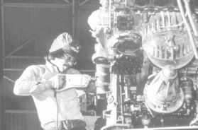 「スペースロブスター P-81」を制作する榎忠さん=1981年、神戸ポートアイランド博覧会テーマ館(撮影・米田定蔵、提供・榎忠) 「スペースロブスター P-81」を制作する榎忠さん=1981年、神戸ポートアイランド博覧会テーマ館(撮影・米田定蔵、提供・榎忠)