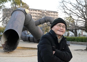 AMAMAMAの前で語る榎忠さん。子どもたちが遊ぶ姿に「そりゃうれしいよ」と喜んだ=尼崎市西長洲町1(撮影・秋山亮太) AMAMAMAの前で語る榎忠さん。子どもたちが遊ぶ姿に「そりゃうれしいよ」と喜んだ=尼崎市西長洲町1(撮影・秋山亮太)
