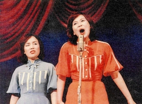 海原千里・万里として漫才を披露する上沼恵美子さん(右)と姉の百々子さん=本人提供 海原千里・万里として漫才を披露する上沼恵美子さん(右)と姉の百々子さん=本人提供