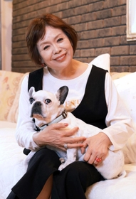 取材時には元気だったベベとのツーショット。この写真を気に入ってくれた上沼恵美子さんは「私の遺影にします!」=大阪府内(撮影・小林良多) 取材時には元気だったベベとのツーショット。この写真を気に入ってくれた上沼恵美子さんは「私の遺影にします!」=大阪府内(撮影・小林良多)