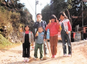 (左から)妹7歳、弟5歳、アンミカさん9歳、姉10歳、後ろ兄12歳(本人提供) (左から)妹7歳、弟5歳、アンミカさん9歳、姉10歳、後ろ兄12歳(本人提供)