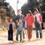 (左から)妹7歳、弟5歳、アンミカさん9歳、姉10歳、後ろ兄12歳(本人提供)