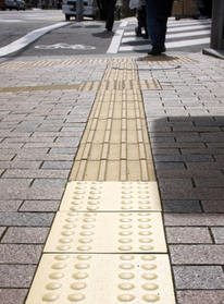 手前が神戸市が独自で規格した丸型のブロック。奥の棒状型がJIS規格のブロック=神戸市中央区下山手通 手前が神戸市が独自で規格した丸型のブロック。奥の棒状型がJIS規格のブロック=神戸市中央区下山手通