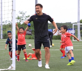 環境配慮型グラウンドを初めて訪れ、サッカースクールの子どもたちと交流する岡崎慎司(中央)=神戸市西区(撮影・吉田敦史) 環境配慮型グラウンドを初めて訪れ、サッカースクールの子どもたちと交流する岡崎慎司(中央)=神戸市西区(撮影・吉田敦史)