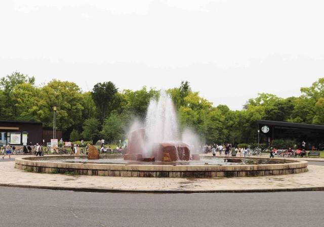 マスクをした利用客がくつろぐ大阪城公園