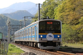 富士急行6000系は、JRから譲渡された205系です。カラフルに塗装された車両もあり、ファンとして目が離せません(齋藤晃人さん撮影) 富士急行6000系は、JRから譲渡された205系です。カラフルに塗装された車両もあり、ファンとして目が離せません(齋藤晃人さん撮影)