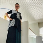 シンプルなスカートの場合、トップスは個性的なものに(小川修史さん提供)