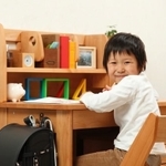 学習机は一生のつきあいになる可能性もある、子どもにとって長いパートナーです(NOBU/stock.adobe.com)