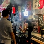 車道でBBQする人たち(Rieさん提供)