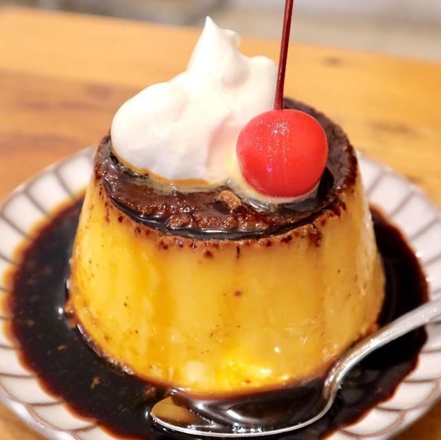 矢崎さんが3位に挙げた「オールシーズンズコーヒー」のプリン。矢崎さんは「ギュッと詰まったプリンは、モッチモチの食感!濃厚なカスタードが口の中いっぱいに広がる。たっぷりのカラメルはキリッとビターでプリンの濃厚さに負けない!」とインスタにつづっていた(提供画像)