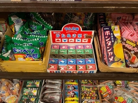 温泉施設の売店でも「イカゲームゴッコにどうぞ!」とアピール(昭和レトロな温泉銭湯 玉川温泉提供) 温泉施設の売店でも「イカゲームゴッコにどうぞ!」とアピール(昭和レトロな温泉銭湯 玉川温泉提供)