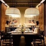 提灯型パーテーションを使った「東京・提灯会食」のイメージ(星のや東京提供)