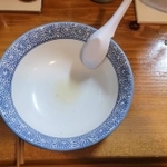 「ラーメン店はスープに命をかけている」という思いから、小川氏は取材でもスープ完飲のスタイルを貫いているという(撮影・小川泰平)