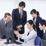 愚痴をいうことはあっても、実は「自分の会社が好き」という人も多いですよね…(siro46/stock.adobe.com)