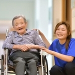 介護職で身につくコミュニケーション能力・観察力などは、異職種でも活かせる力のようです ※画像はイメージです(godfather/stock.adobe.com)