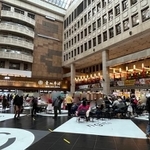 台北駅構内のワクチン接種会場に並ぶ人々(撮影:Coco)