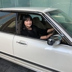 8カ月ぶりに愛車シーマのハンドルを握る伊藤かずえさん(本人提供)