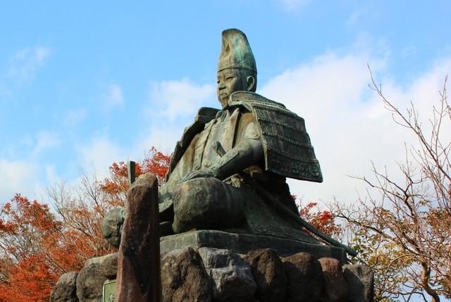 鎌倉・源氏山公園にある源頼朝像(onaka/stock.adobe.com)