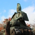 鎌倉・源氏山公園にある源頼朝像(onaka/stock.adobe.com)