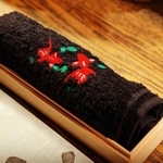 丁寧に刺繍が施されたおしぼり