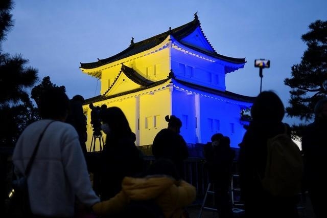 ウクライナ国旗をイメージした青と黄色にライトアップされた二条城=2022年3月4日、京都市(提供・共同通信社)