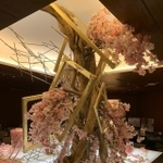 目を引く桜のオブジェ