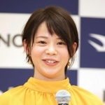 記者の質問に笑顔で答える高木菜那さん=2022年5月10日、大阪市内のホテル