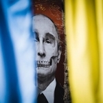 ラトビア・リガのロシア大使館の真正面にある、医療博物館の建物にあらわれたプーチン大統領のポスター(2022年5月6日)=(c)radowitz/123RF.COM