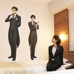 部屋ではホテルマン姿のエレンとリヴァイ兵長がお出迎え=スーパーホテルなんば・日本橋