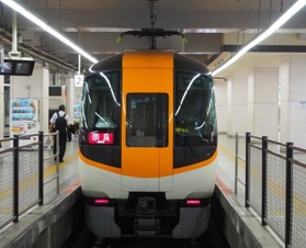 京都駅で発車を待つ奈良行き特急 京都駅で発車を待つ奈良行き特急