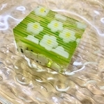 こちらが梅花藻を模した御菓子司 玉浦屋の力作…その名も「梅花藻」(御菓子司 玉浦屋提供)