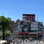 36度の晴天では日傘を使う人が多いです(撮影:Coco)